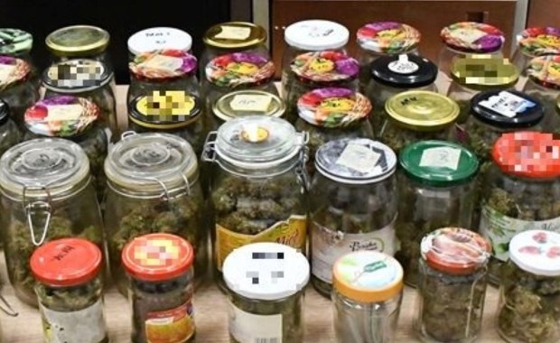 Zrobił "przetwory". W środku czaiła się niespodzianka