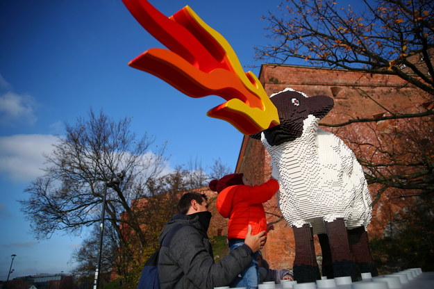 Zrobiona z klocków Lego owca ziejąca ogniem stanęła w Krakowie, tuż obok Smoka Wawelskiego //Łukasz Gągulski /PAP