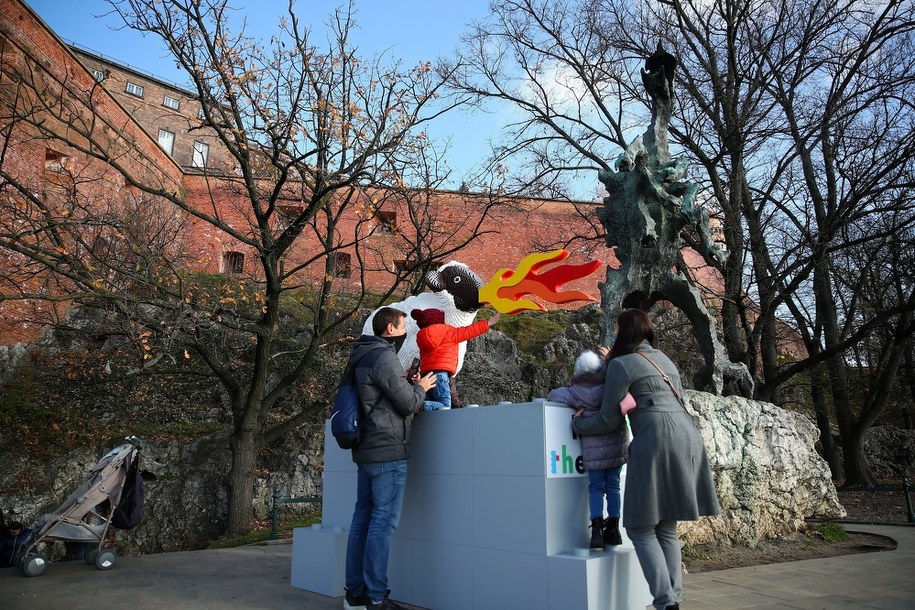 Zrobiona z klocków Lego owca ziejąca ogniem stanęła w Krakowie, tuż obok Smoka Wawelskiego //Łukasz Gągulski /PAP