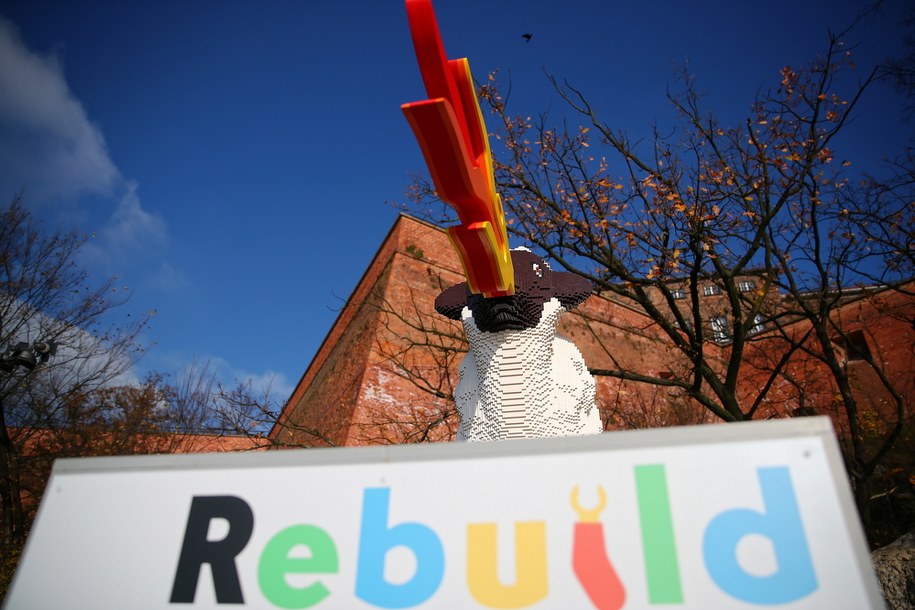 Zrobiona z klocków Lego owca ziejąca ogniem stanęła w Krakowie, tuż obok Smoka Wawelskiego //Łukasz Gągulski /PAP