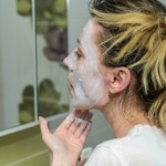 Zrobisz ją w 5 minut za grosze. Nawilży i odświeży skórę w upalne dni 