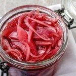 cebula czerwona Zrobisz jeden słoik, nastawisz kolejny. Na kanapkach smakuje bosko, to tego jest bardzo zdrowa