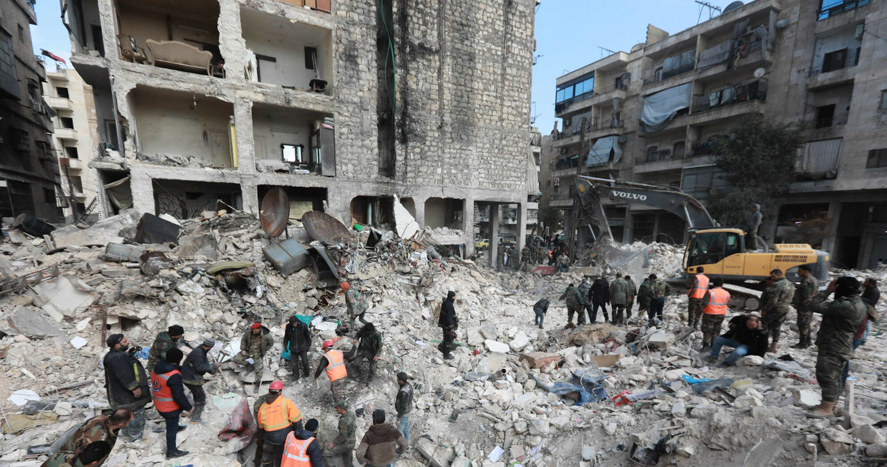 Żródła donoszą, że trzęsienie ziemi, które nawiedziło Turcję i Syrię osiągnęło magnitudę 7,8 /LOUAI BESHARA/AFP/East News /East News