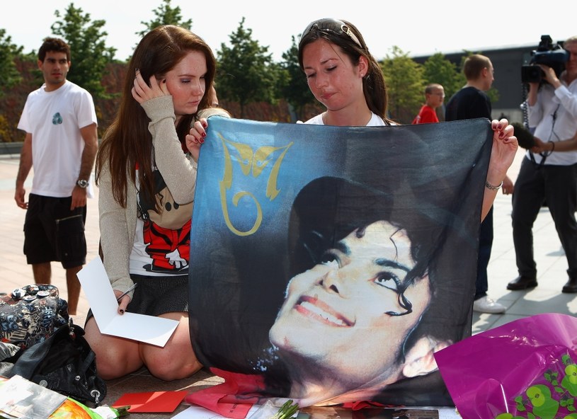 Zrozpaczeni fani pod O2 Arena żegnają Michaela Jacksona /Gareth Cattermole /Getty Images
