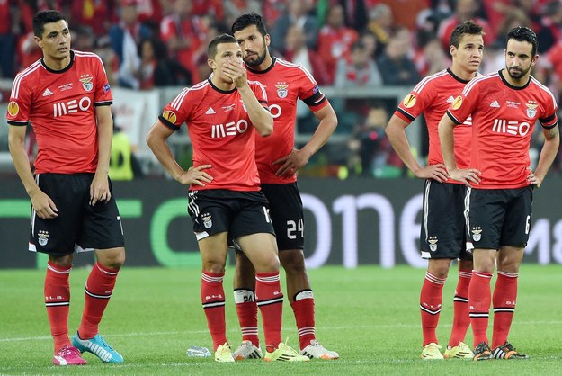 Zrozpaczeni piłkarze z Lizbony w finale Ligi Europy Benfica-Sevilla /DANIEL DAL ZENNARO  /PAP/EPA
