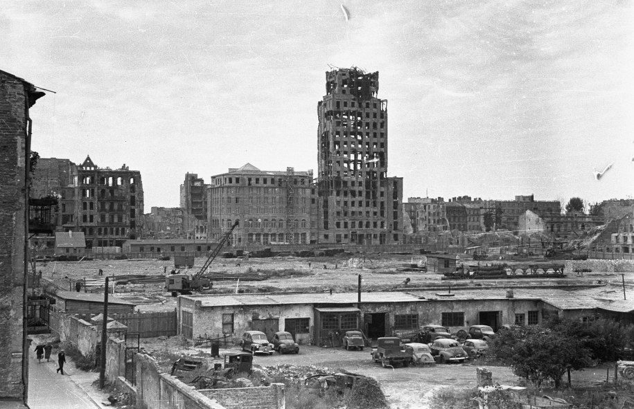 Zrujnowana w czasie II wojny światowej zabudowa wokół placu Napoleona. W centrum budynek Towarzystwa Ubezpieczeń Prudential /PAP/CAF    /PAP