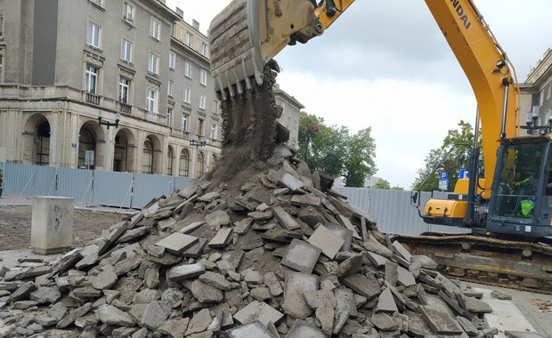 Zrywają beton w sercu Nowej Huty. Ruszyła rewitalizacja al. Róż [FILM I ZDJECIA]