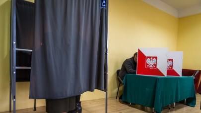 Zrywał banery wyborcze. Sąd zajmie się przewodniczącym komisji w jednym z lokali wyborczych