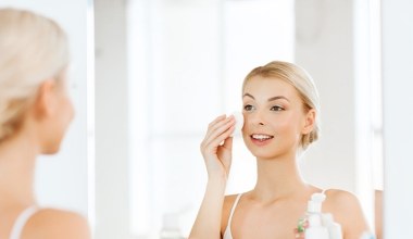 Zrywam kilka gałązek i zalewam wodą. Moja naczynkowa skóra od razu czuje ulgę