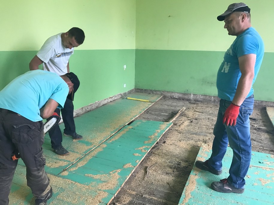 Zrywanie podłogi w klasie, w której powstanie multimedialna pracownia językowa /Michał Dobrołowicz /RMF FM