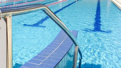 Zrzucił 8-latka ze zjeżdżalni, bo była duża kolejka. Chłopiec spadł z kilku metrów