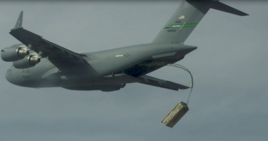 Zrzut amunicji na paletach z samolotu C-17. Fot. Air Force Materiel Command /materiały prasowe