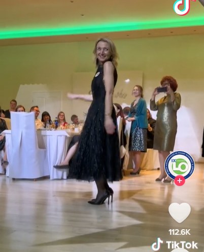Zrzut ekranu. Dyrektorka IX LO w Sosnowcu podczas balu studniówkowego /ixlo_sosnowiec /TikTok