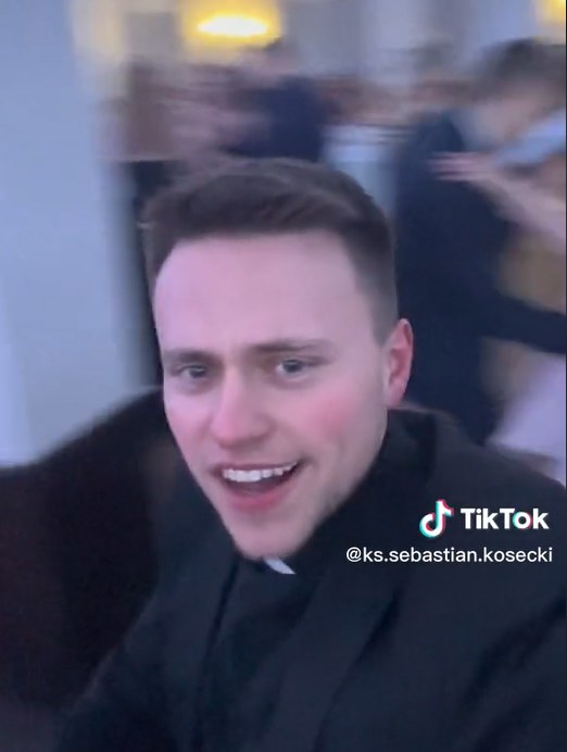 Zrzut ekranu. Ksiądz Sebastian Kosecki podczas studniówki w Zawierciu /ks.sebastian.kosecki /TikTok
