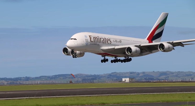 Zrzut ekranu. Samolot linii Emirates nie doleciał do Auckland /https://www.youtube.com/watch?v=bG5GvwpFyqM /