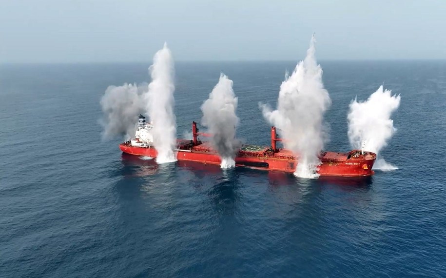 Zrzut ekranu z filmu udostępnionego przez Huti: atak na masowiec Magic Seas. /PAP/EPA/HOUTHIS MILITARY MEDIA CENTER / HANDOUT /PAP/EPA