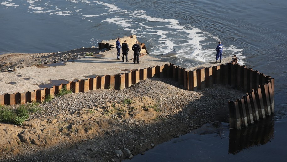 Zrzut nieczystości do Wisły / 	Tomasz Gzell    /PAP