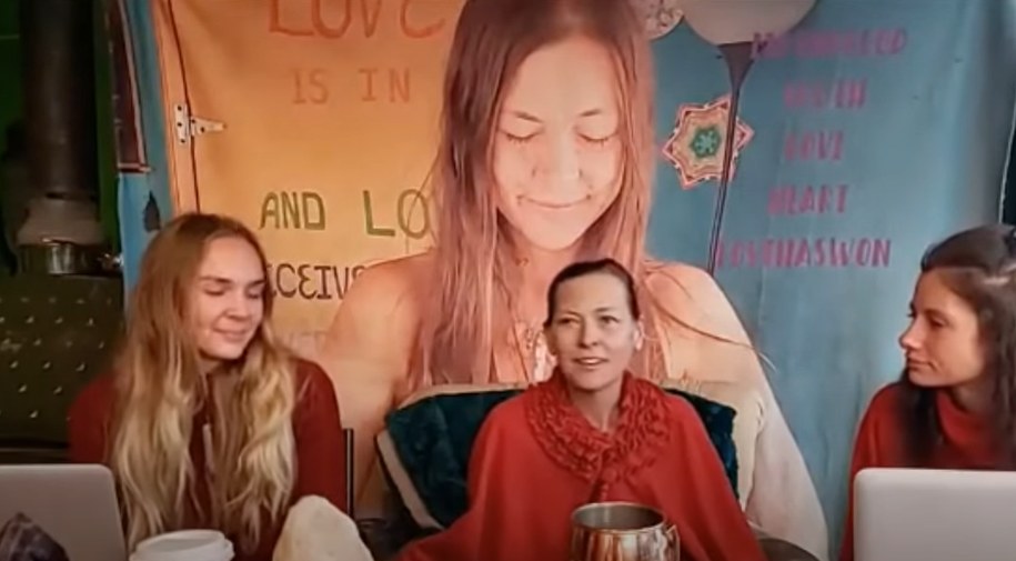 Zrzut z ekranu wideo na koncie sekty na Youtube. "Matka bóg" siedzi pośrodku /