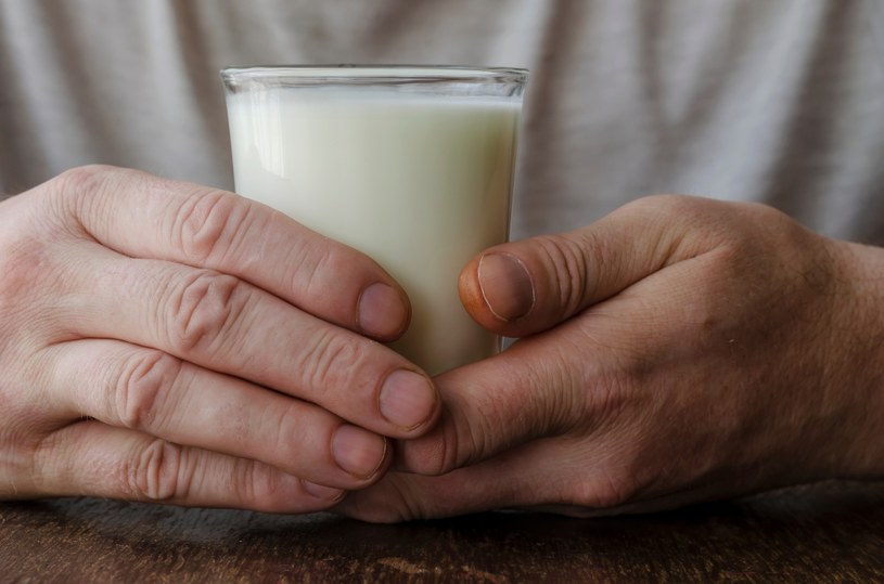 Zsiadłe mleko ma wiele zalet. Warto pić je jak najczęściej /123RF/PICSEL
