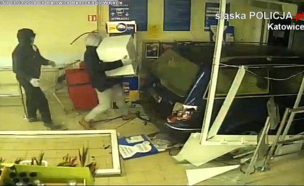 Zuchwała kradzież w Katowicach. Złodzieje wjechali autem do marketu