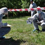 Zuchwały napad w Jankach: Policja znalazła samochód i broń bandytów