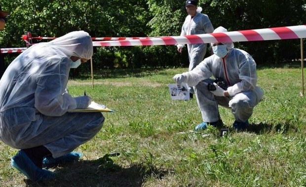 Zuchwały napad w Jankach: Policja znalazła samochód i broń bandytów