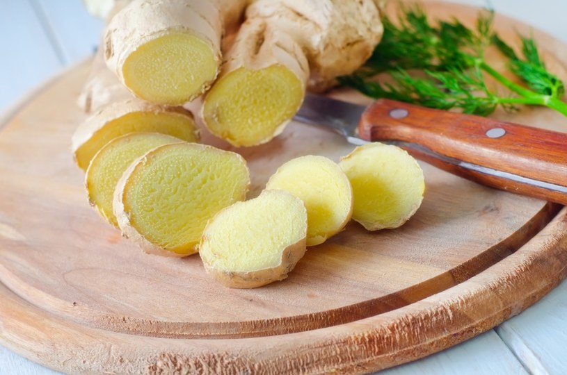 Żucie imbiru pomaga na drapanie w gardle przy przeziębieniu /123RF/PICSEL