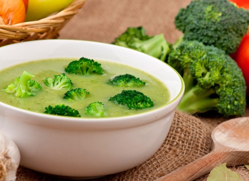 Zupa brokułowa pomoże podnieść odporność /123RF/PICSEL