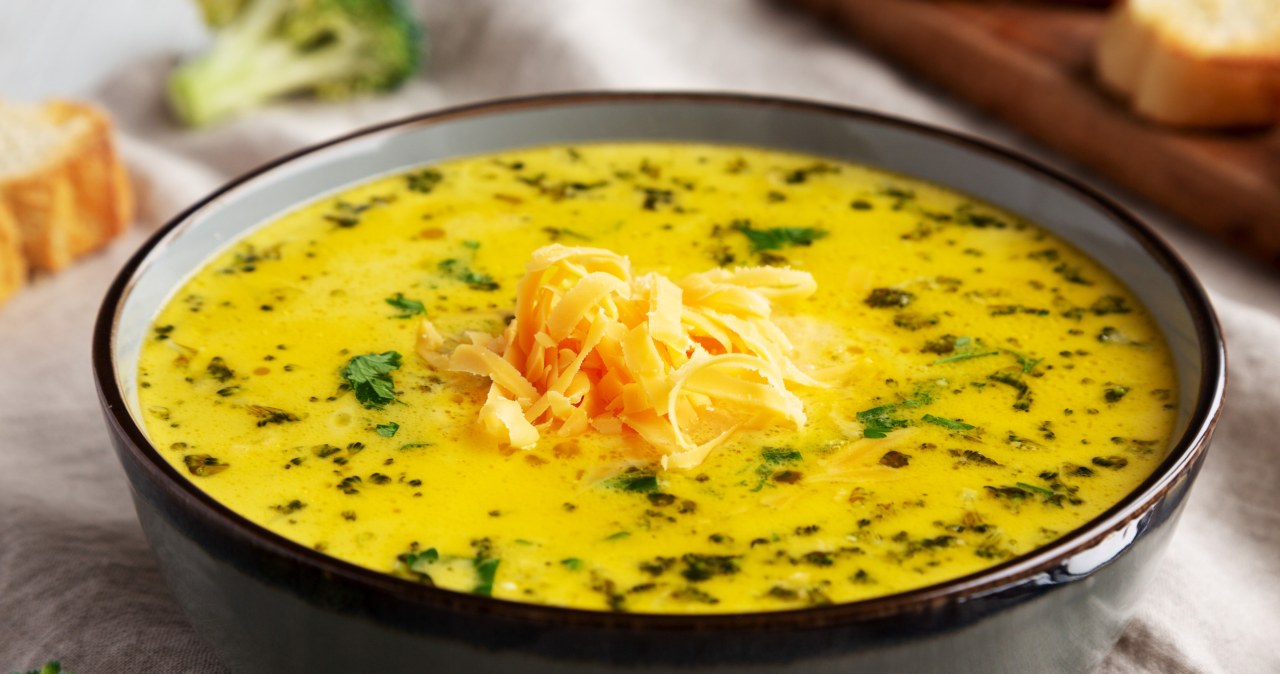 Zupa brokułowo-serowa to sprytny sposób na przemycenie warzyw w diecie /liudmylachuhunova /123RF/PICSEL