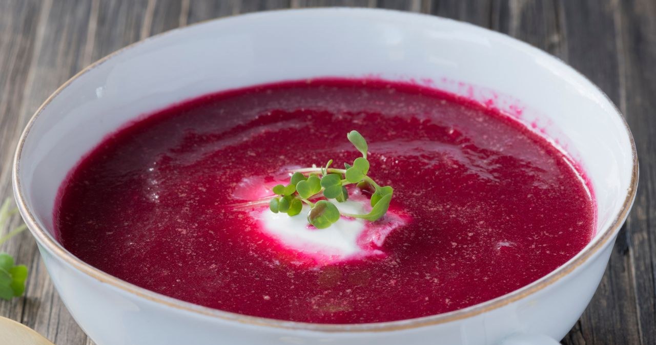 Zupa buraczana z jabłkiem to domowa kuracja detoksykująca /PILIPIPA /Canva Pro