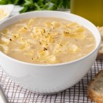 Zupa cebulowa dla leniwych. Jesienią robię częściej niż pomidorówkę