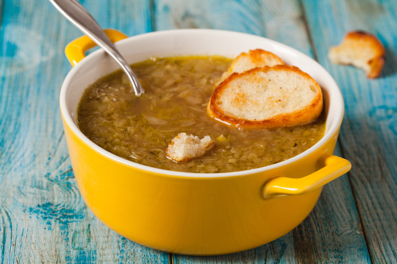 Zupa cebulowa to doskonały sposób na przeziębienie /123RF/PICSEL