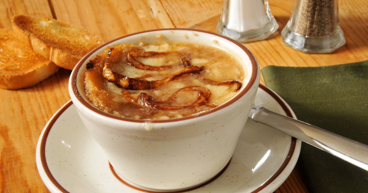 Zupa cebulowa to popularne danie kuchni francuskiej / markstout /123RF/PICSEL