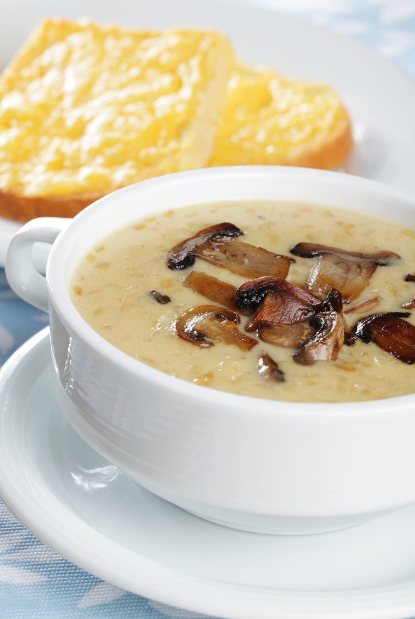 Zupa grzybowa to tradycyjne danie naszej kuchni /123RF/PICSEL