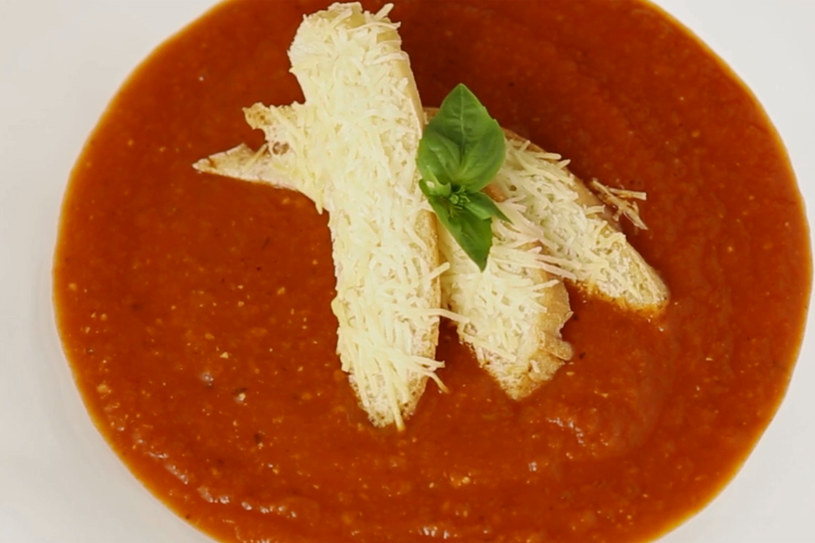 Zupa krem z pomidorów z kromką ciepłego chleba i serem pecorino smakuje wyśmienicie /Styl.pl