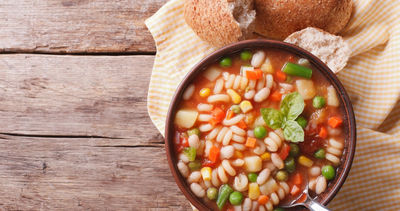 Zupa minestrone- idealna na jesienne dni /123RF/PICSEL