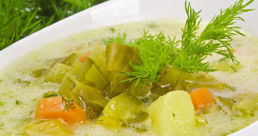 Zupa ogórkowa jest niesmaczna? Może wrzucasz warzywa w złej kolejności. /123RF/PICSEL