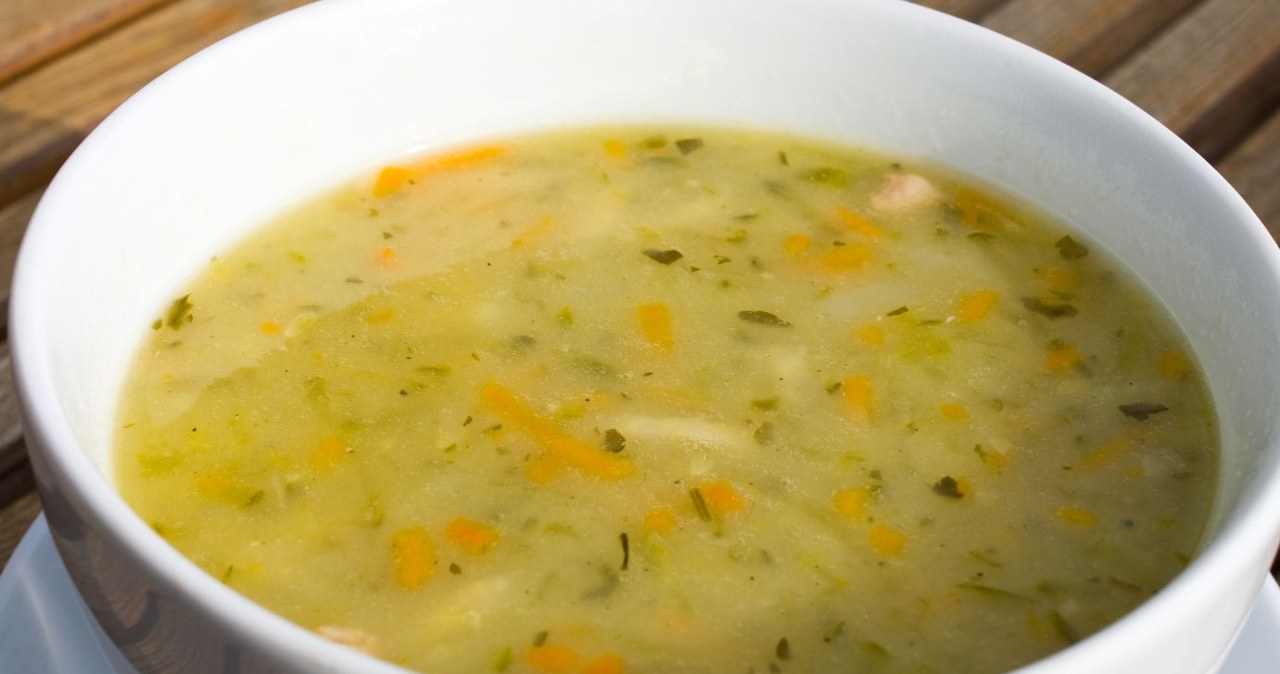 Zupa ogórkowa, obok rosołu i pomidorowej, to jedna z ulubionych zup Polaków /dziewul /123RF/PICSEL