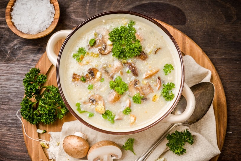 Zupa pieczarkowa zaspokoi pierwszy głód /123RF/PICSEL