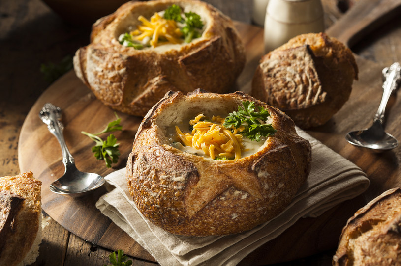 Zupa po włosku podawana w chlebku ma wielu zwolenników /123RF/PICSEL