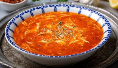 Zupa pomidorowa, która cię zaskoczy. Dodatki całkowicie zmieniają jej smak