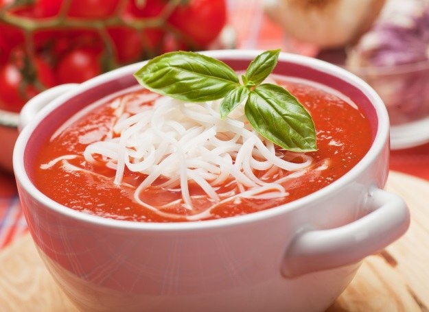 Zupa pomidorowa smakuje świetnie z makaronem i bazylią /123RF/PICSEL