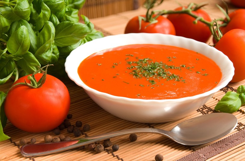 Zupa pomidorowa to jedna z ulubionych potraw Polaków /123RF/PICSEL