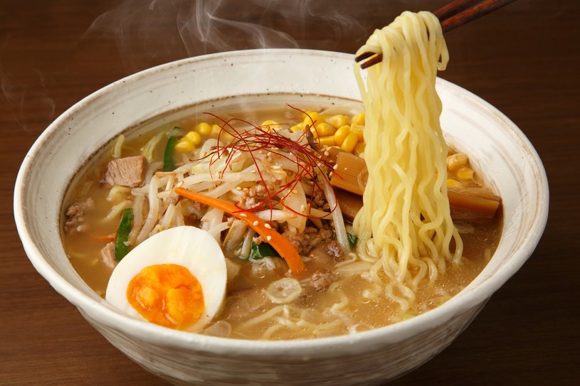 Zupa ramen wspaniale rozgrzewa i jest ciekawą alternatywą dla tradycyjnego rosołu /materiały prasowe