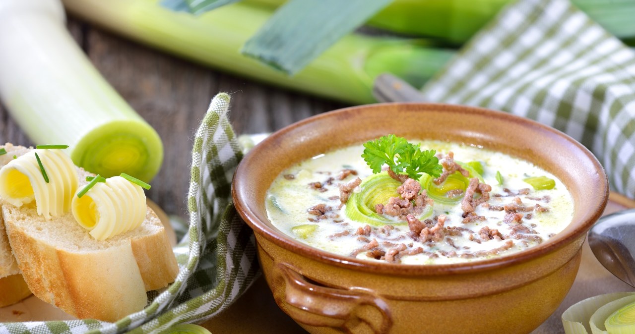 Zupa serowo‑porowa z mięsem mielonym /kabvisio /123RF/PICSEL