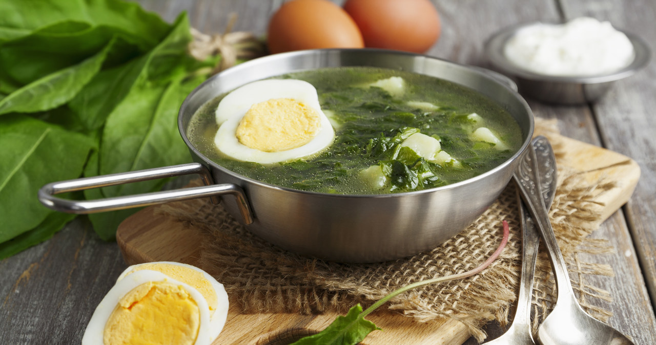 Zupa szczawiowa nie bez powodu serwowana jest zwykle z jajkiem /123RF/PICSEL