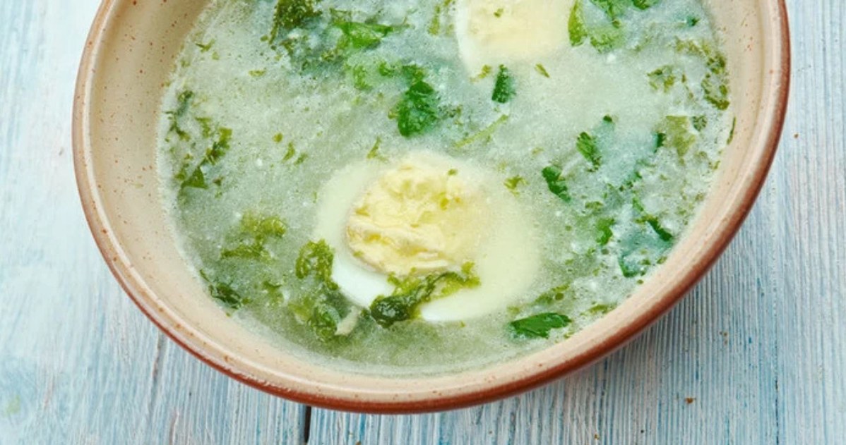 Zupa szczawiowa nie bez powodu serwowana jest zwykle z jajkiem /123RF/PICSEL