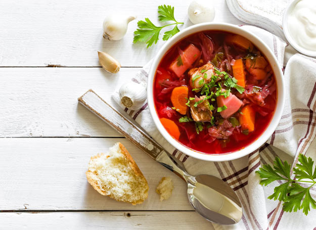 Zupa z buraków i botwiny zyska piękny kolor bordo, jeśli dodasz do niej odrobinę soku z cytryny /Picsel /123RF/PICSEL