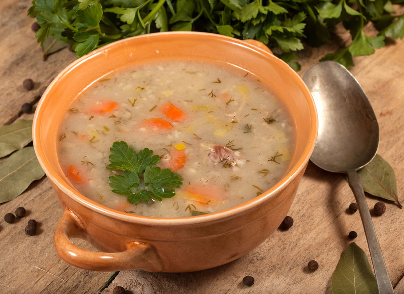 Zupa z dodatkiem kaszy to pełnowartościowy posiłek /123RF/PICSEL
