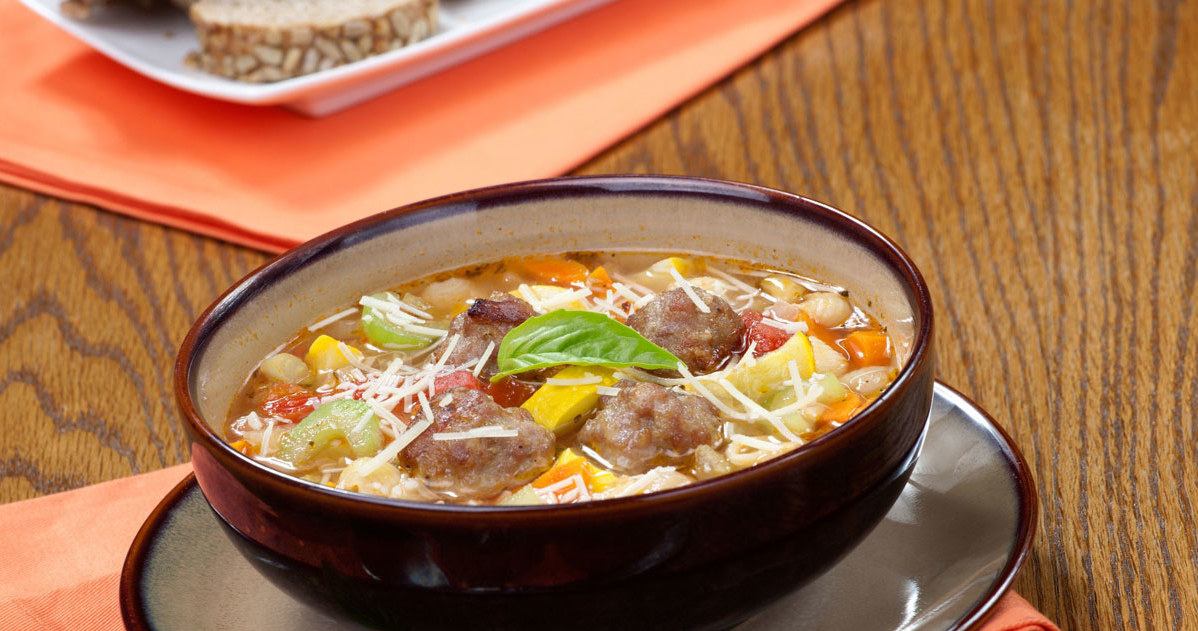 Zupa z pulpecikami może zastąpić cały obiad /123RF/PICSEL